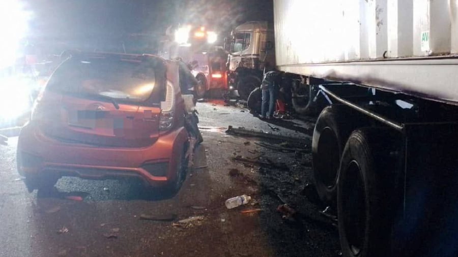 Johor Baru (south) police chief Assistant Commissioner Raub Selamat said the 2.21am crash, the trailer driver from Tanjung Pelepas was heading towards Pasir Gudang, when he lost control of the vehicle. - Pic courtesy of Bomba