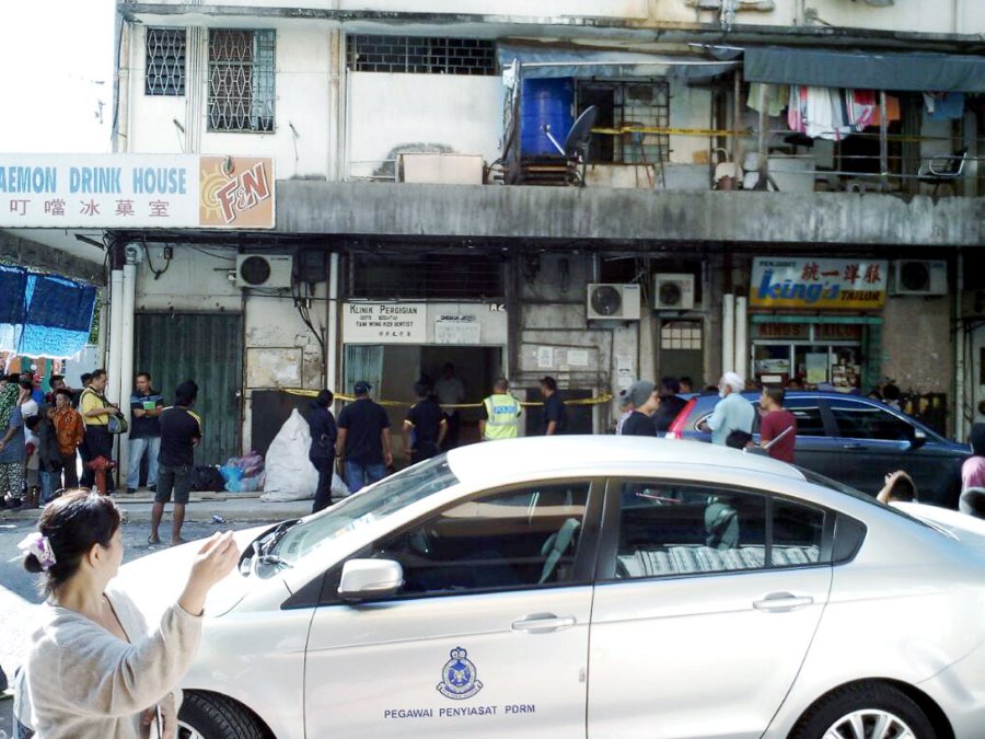 Police have arrested a foreigner in connection with the death of a woman in a lodging house at Jalan Dua, here. Pic by STR/HAZSYAH ABDUL RAHMAN 
