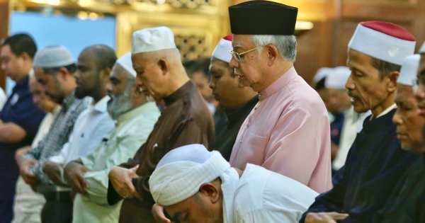 Najib joins hundreds for 'solat hajat' and Friday prayers | New Straits ...