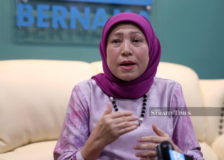 Women, Family and Community Development Minister Datuk Seri Nancy Shukri has disclosed that over 1,000 complaints were received from men through the Social Support Centres (PSSS) during the ministry's KPWKM@Advocacy Anti-Sexual Harassment Roadshow. - Bernama pic