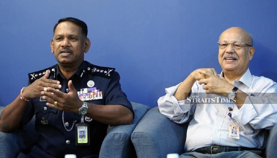 Penang Police chief Datuk T. Narensagaran (left) with Malaysia Crime Prevention Foundation (MCPF) Penang chairman Datuk Seri Syed Jaafar Syed Ali speak to reporters at the state police headquarters. - NSTP/Danial Saad