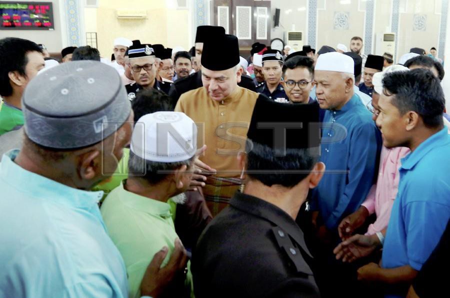 Deputy Yang di-Pertuan Agong Sultan Nazrin Muizzuddin Shah after performing Friday prayers at the Masjid Jamek Sungai Gelugor. NSTP/MIKAIL ONG