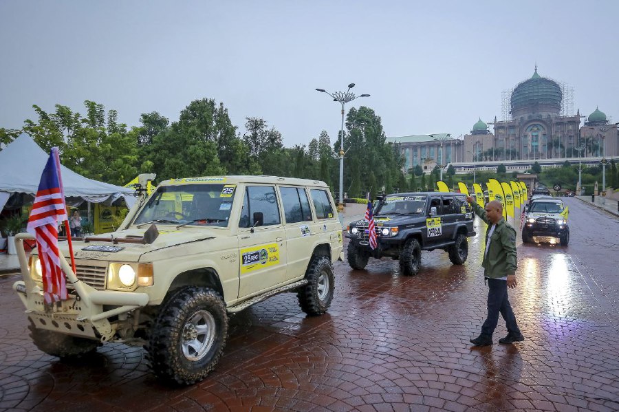 PUTRAJAYA: Some of the heavily modified four-wheel drive vehicles that took part in the launching of the 2023 Rainforest Challenge (RFC) Grand Final at Dataran Putra. -- NSTP/ASYRAF HAMZAH