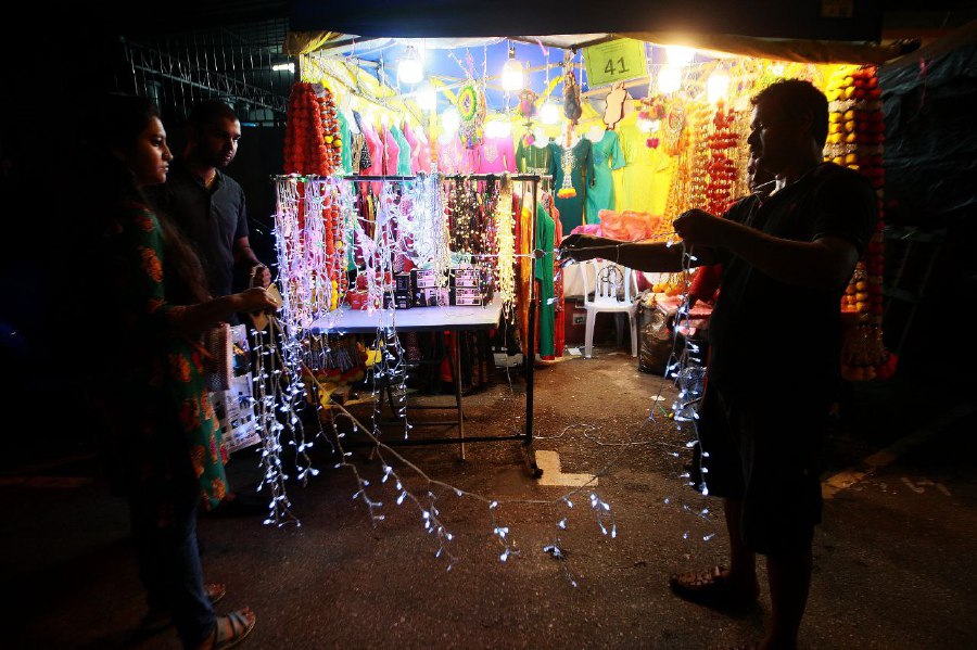  KLANG: A trader from Little India along Jalan Tengku Kelana in Klang sells decorative lights in conjunction with the upcoming Deepavali celebrations that will take place this coming Sunday (November 12). -- NSTP/FAIZ ANUAR 