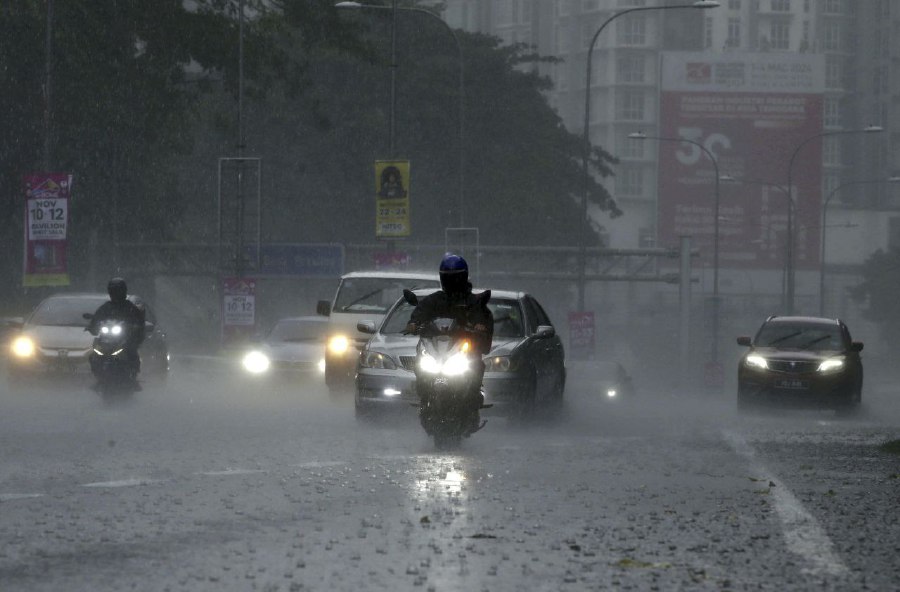 KUALA LUMPUR: Motorists brave the heavy rain while on the road in the city. The Northeast Monsoon (MTL) season has been forecasted to begin this Saturday (November 11) which will continue up to March next year. -- NSTP/HAIRUL ANUAR RAHIM 