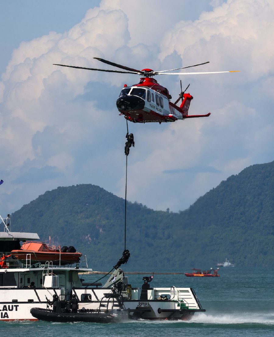 LANGKAWI: A Maritime segment demonstration involving six agencies takes place during the Maritime Segment and Fleet Review in conjunction with the ongoing Langkawi International Maritime and Aerospace Exhibition (Lima '23). -- NSTP/ASWADI ALIAS.
