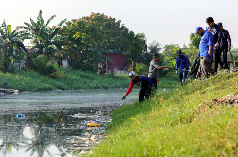 JOHOR BARU: Staff from the Johor State Culture and Arts Department work together to collect and pick up rubbish during the Skudai River Cleanup Programme at Parit Pinjam, Kampung Pasir on Thursday (May 25). -- BERNAMA PIC
