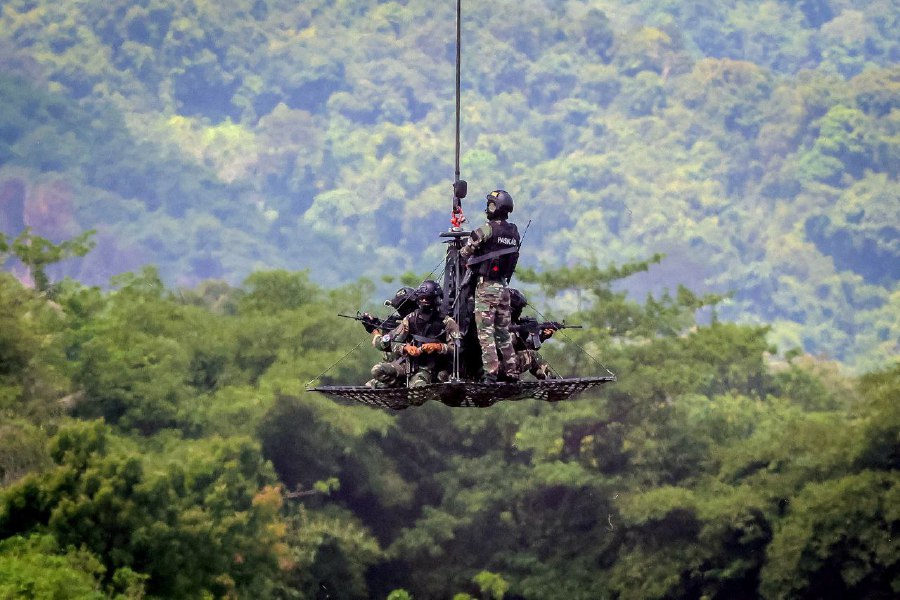 LANGKAWI: Members of the Air Force's elite, special operations force known as Paskau mount a mock rescue operation at the ongoing Langkawi International Maritime and Aerospace Exhibition (Lima '23). -- NSTP/ASHRAF HAMZAH