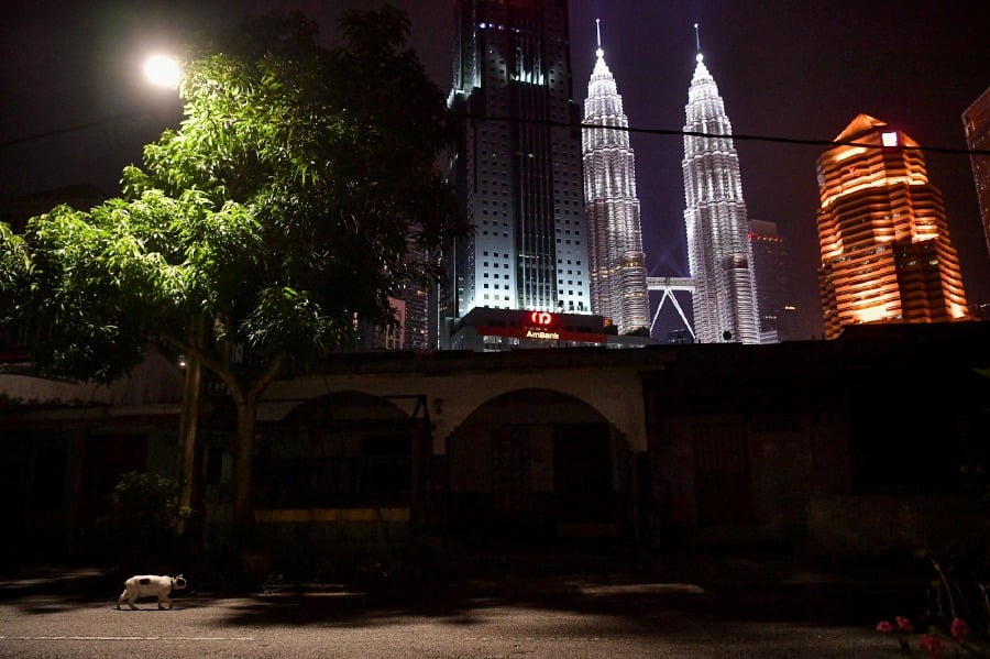 KUALA LUMPUR: The unlit houses in Kampung Sungai Baru, Kuala Lumpur after Tenaga Nasional Bhd (TNB) cut the electricity supply, at 10.30am today.- BERNAMA PIC