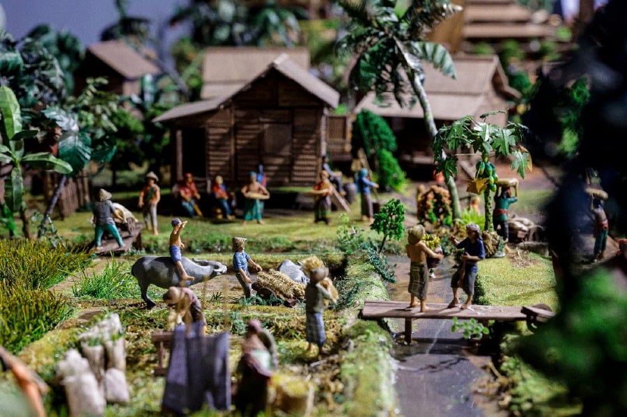 KUALA LUMPUR: Miniatures depicting the golden era of the Malacca Sultanate on display at the Miniature Exhibition in conjunction with the Golden Jubilee of the 50th Anniversary of Malaysia-China Diplomatic Relations at You Residences today. -BERNAMA PIC