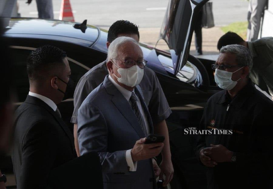 Datuk Seri Najib Razak seen waiting at the Kuala Lumpur Court Complex’s parking lot, before being told that he is not allowed to enter the court due to his Covid-19 MySejatera status. - NSTP/HAZREEN MOHAMAD