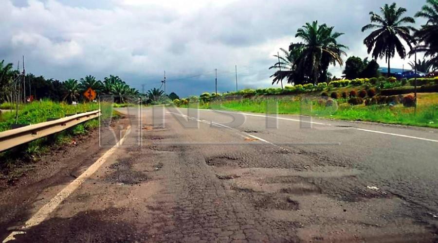 Fed-up road users started petition calling for repairs on Jalan Telupid-Sandakan in Telupid. NSTP/Pic courtesy of Facebook Hello Urang Sabah 