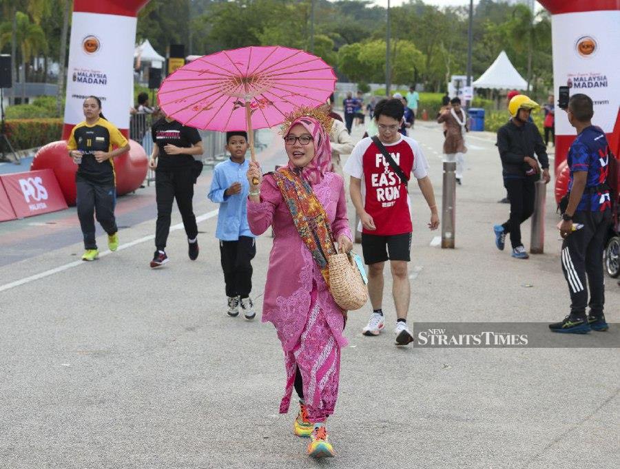 KUALA LUMPUR: One of the participants wearing traditional costumes during the Larian Ria MADANI in conjunction with the Madani government's One-Year Anniversary Programme in Bukit Jalil National Stadium. - BERNAMA PIC