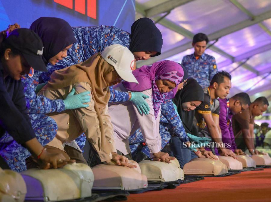 KUALA LUMPUR: Personnel from the Malaysian Civil Defence Training Academy demonstrating to the public the correct way to perform cardiopulmonary resuscitation (CPR) procedure at the Madani government's One-Year Anniversary Programme in Bukit Jalil National Stadium.- BERNAMA PIC