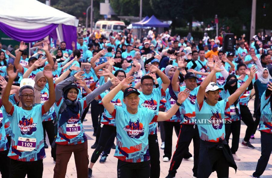 PUTRAJAYA: Deputy Prime Minister and Plantation and Commodity Minister Datuk Seri Fadillah Yusof (front row, second from right) taking part in an aerobic exercise before flagging off participants of Agrikomoditi Walk 2023 at the ministry's compound. - BERNAMA PIC