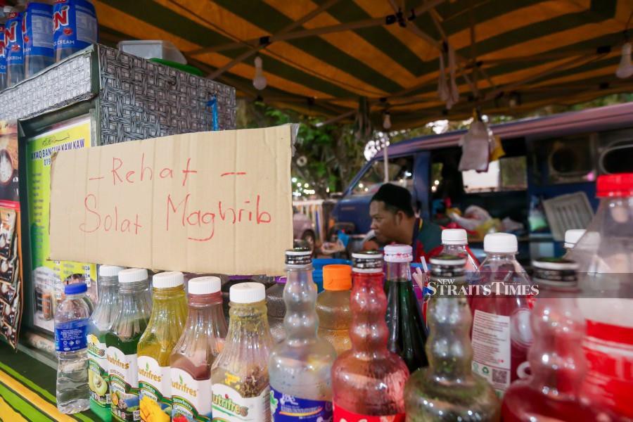 Night market trader Hasli Hashim displays a sign that tells customers of the halt in sales during Maghrib at his stall in Alor Star. NSTP/ WAN NABIL NASIR