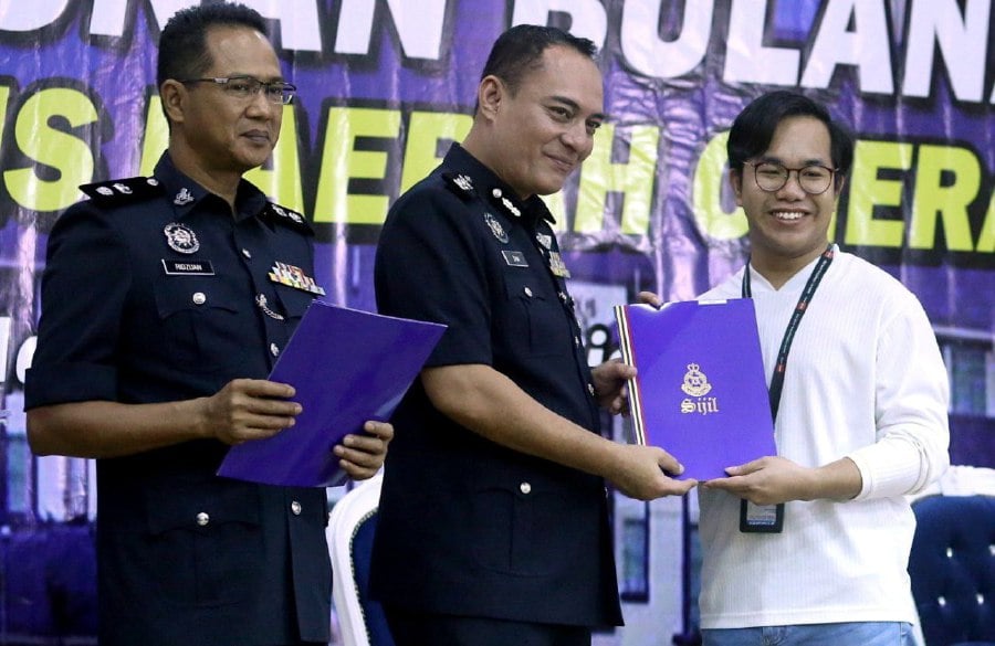  KUALA LUMPUR: Cheras district police chief Assistant Commissioner Zam Halim Jamaluddin, presents certificates of appreciation to media agencies during the Cheras IPD's monthly assembly. -- NSTP / SAIFULLIZAN TAMADI