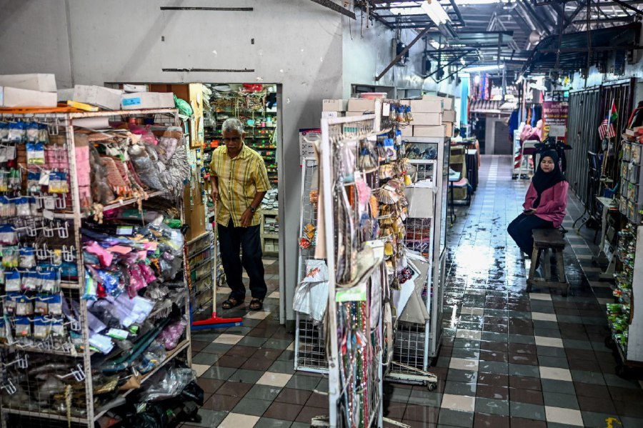  KUALA TERENGGANU: A stall owner cleans the floor as the atmosphere is quiet with hardly anyone around at the Kuala Terengganu City Council (MBKT) Bus Terminal Complex. -BERNAMA PIC