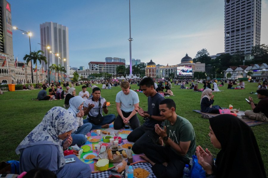 KUALA LUMPUR: Families and friends enjoying iftar at Dataran Merdeka. -- NSTP/ASYRAF HAMZAH