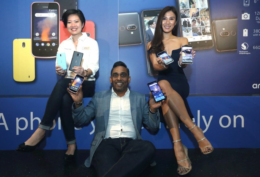 HMD Global Country Manager (Malaysia and Myanmar) Vijay Thangavelu and head of marketing Liew Huey-Ling (left) showing the Nokia 7 Plus and Nokia 1. Pix by Halimaton Saadiah Sulaiman