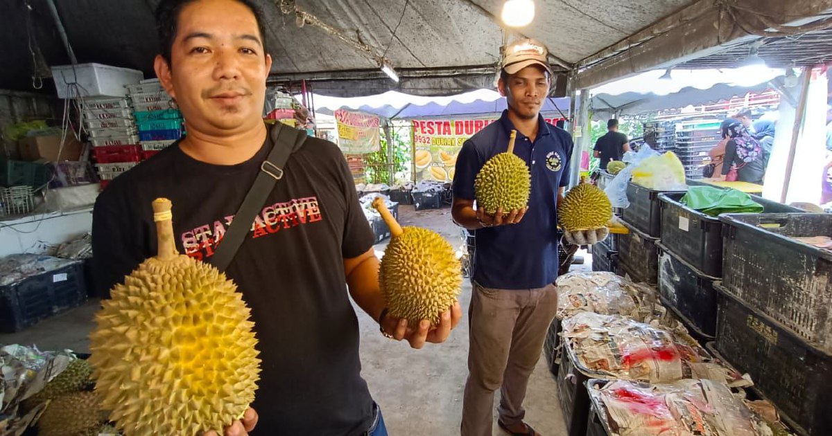 Cheap durians at wholesale price a crowd puller | New Straits Times