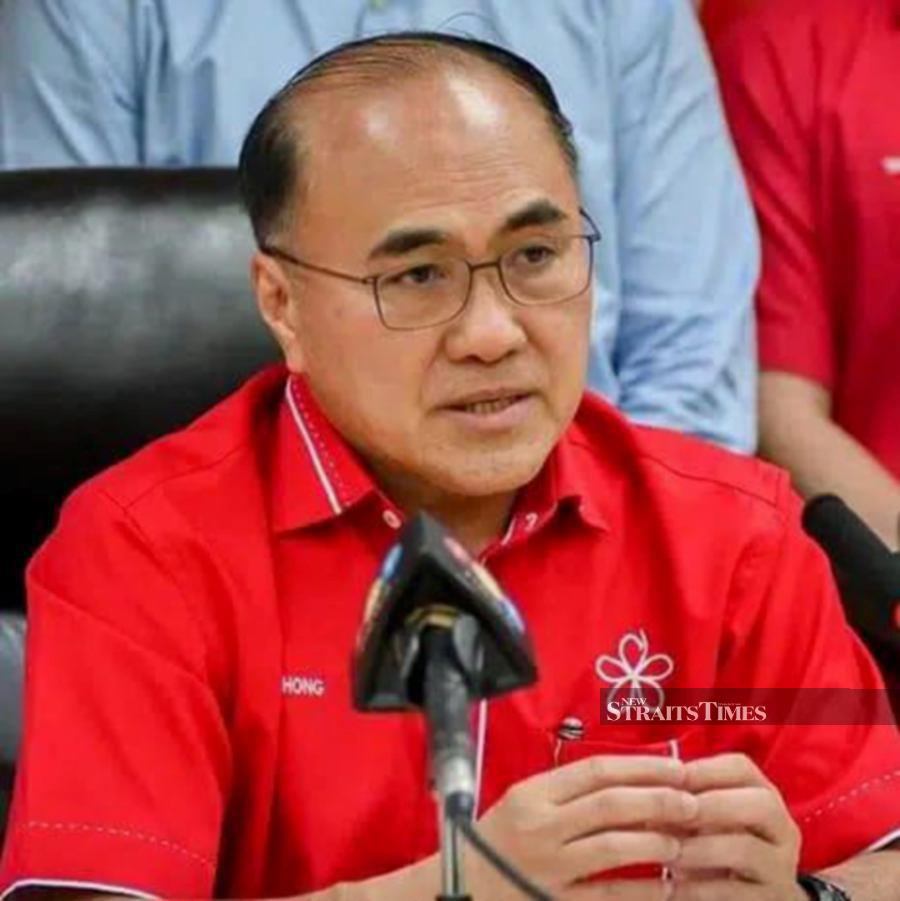 Bersatu’s associate wing chairman Chong Fat Full said Ahmad Fadhli Shaari should not have discredited the unity government by-election candidate Pang Sock Tao’s education background.