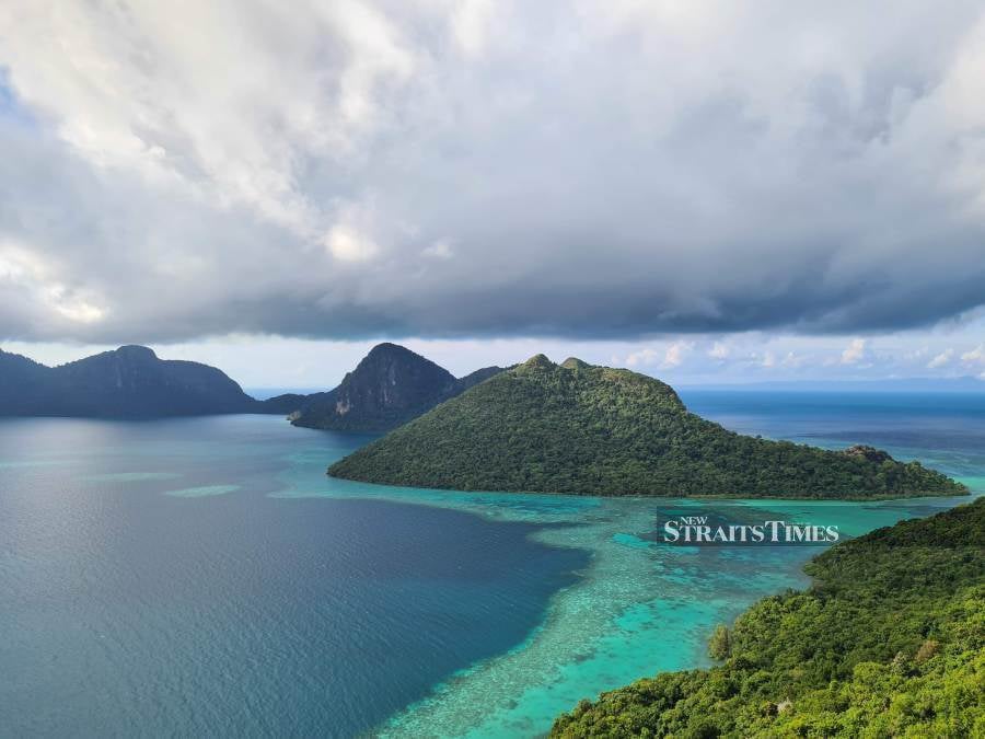 Majestic view of Bohey Dulang Island from the viewing platform at Tun Sakaran Marine Park.