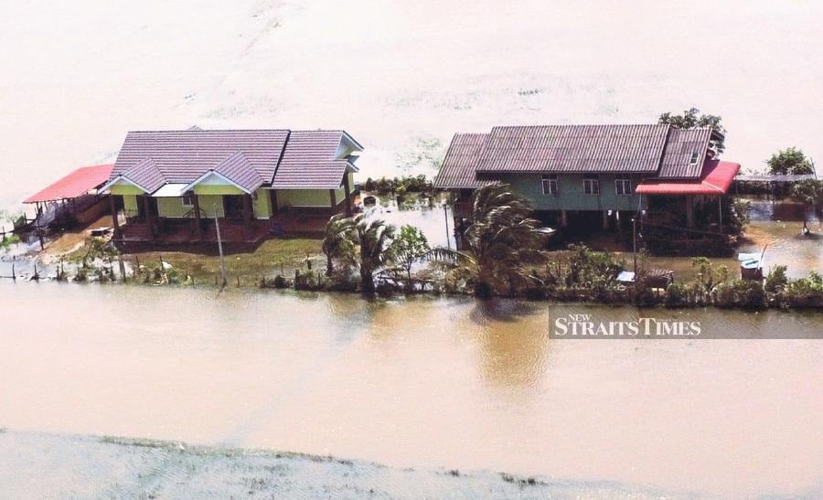 Kampung Simpangan, on the banks of Sungai Golok in Tumpat, Kelantan, was flooded on Dec 30. The Kelantan DID should build dams along the barrier wall to control the overflow from Sungai Golok. - NSTP file pic