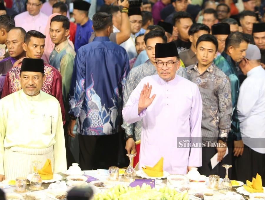 atuk Seri Anwar Ibrahim tonight said he was confident that all members of parliament will support the salary hike for civil servants that he announced. Pic by Nik Abdullah Nik Omar