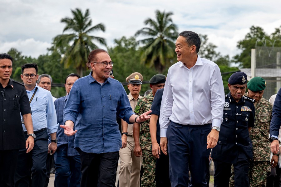 This November 27, 2023 picture shows Thailand's Prime Minister Srettha Thavisin (R) and Malaysia's Prime Minister Datuk Seri Anwar Ibrahim (L) assessing a development project near the Malaysia-Thailand border in Sadao in southern Thailand. - AFP PIC