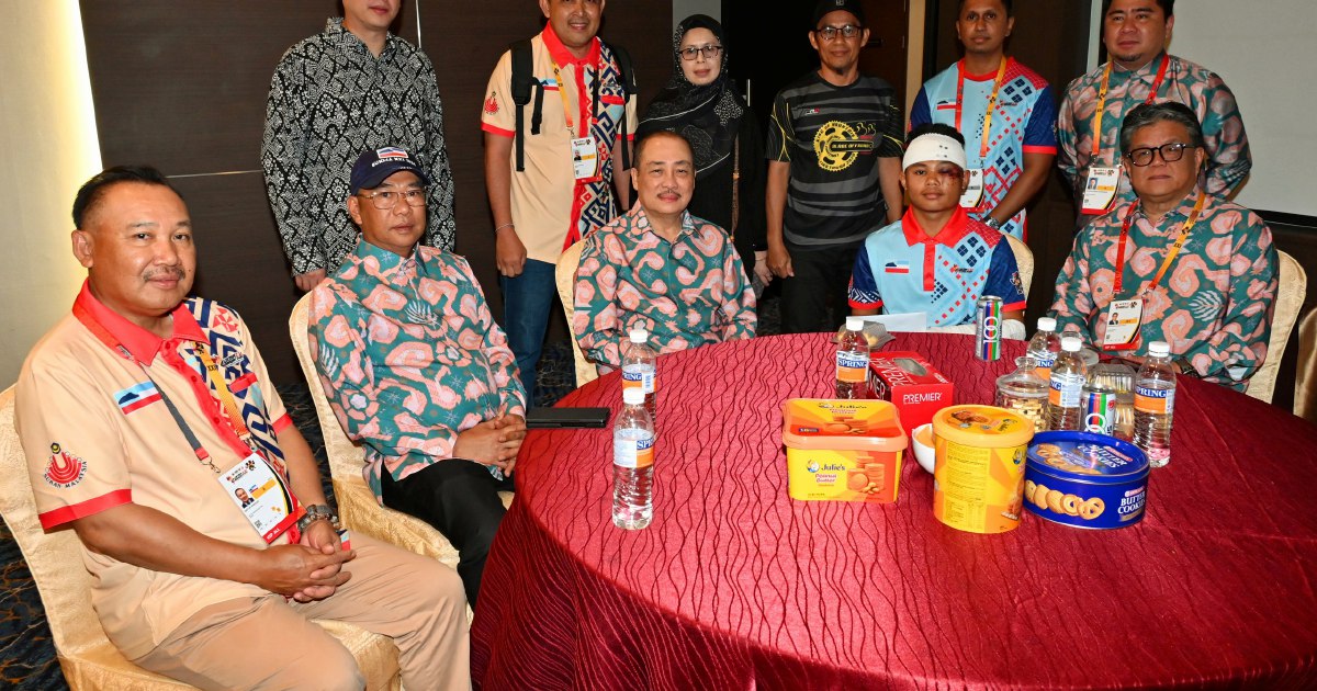 Sabah CM visits injured Sukma cyclist Akmal Thaqif in Kuching