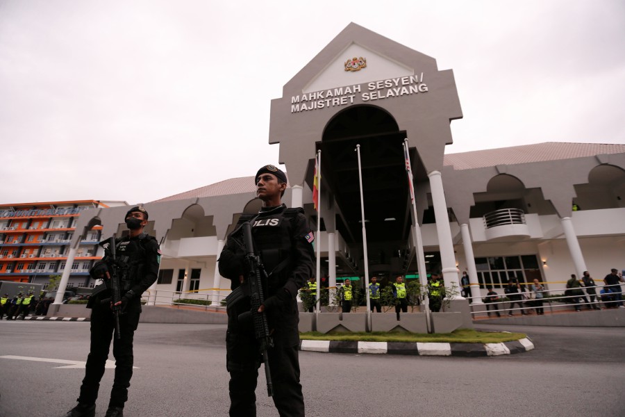 Police personnel stand guard at the main entrance to the Selayang Magistrate Court following the impending arrival of caretaker Kedah Menteri Besar Datuk Seri Muhammad Sanusi Md Nor. - NSTP/ASWADI ALIAS