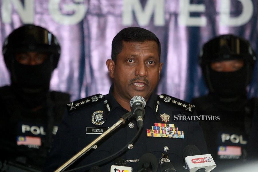 SHAH ALAM : Selangor police chief Datuk Hussein Omar Khan said that three men, including a foreigner, were arrested for buying stolen telecommunications cables. — STR / FAIZ ANUAR 