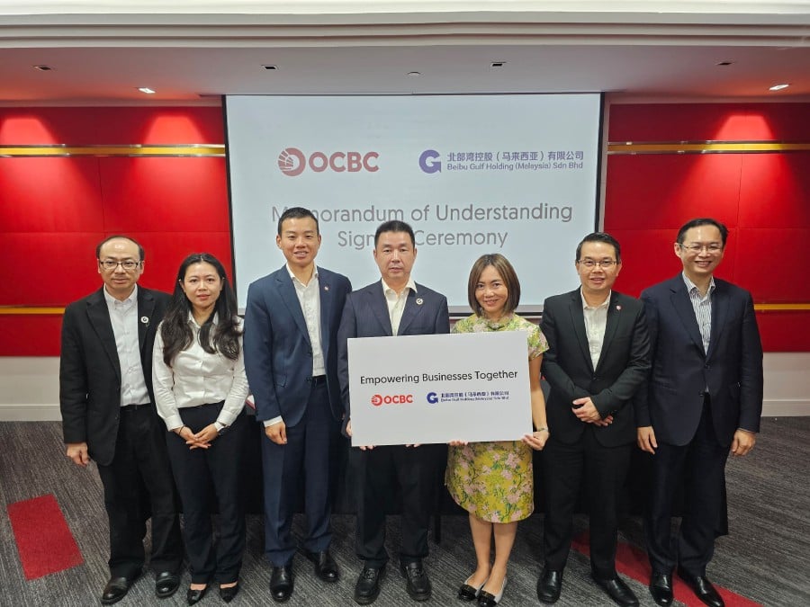 MoU between OCBC Bank and Beibu Gulf Holding: (L-R) Chen Zhuo Li, Chief Investment Officer, Beibu Gulf Holding (Malaysia) Sdn Bhd; Hu Ke, Chief Operating Officer, Beibu Gulf Holding (Malaysia) Sdn Bhd; Ang Eng Siong, Chief Executive Officer, OCBC China; Lu Yong, Executive Deputy General Manager, Beibu Gulf Holding (Malaysia) Sdn Bhd; Leong Pei Pei, Head of China Business, OCBC Bank (Malaysia) Berhad; Gideon Wong, Managing Director of Wholesale Corporate Banking, OCBC Bank (Malaysia) Berhad; and Seth Tan, Head of Corporate Banking, OCBC China.