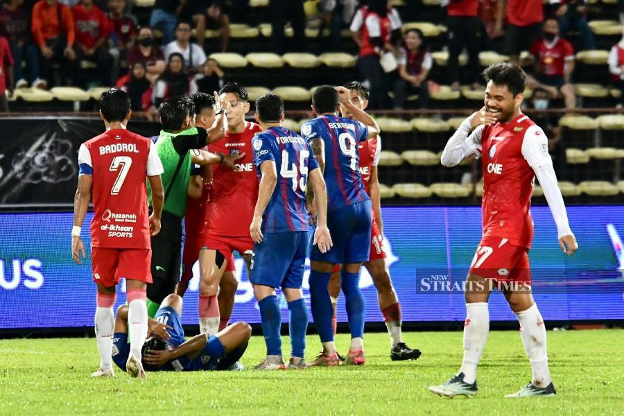 Players of Sabah and JDT confronts the referee during a tense match at Likas Stadium. - NSTP/MOHD ADAM ARININ