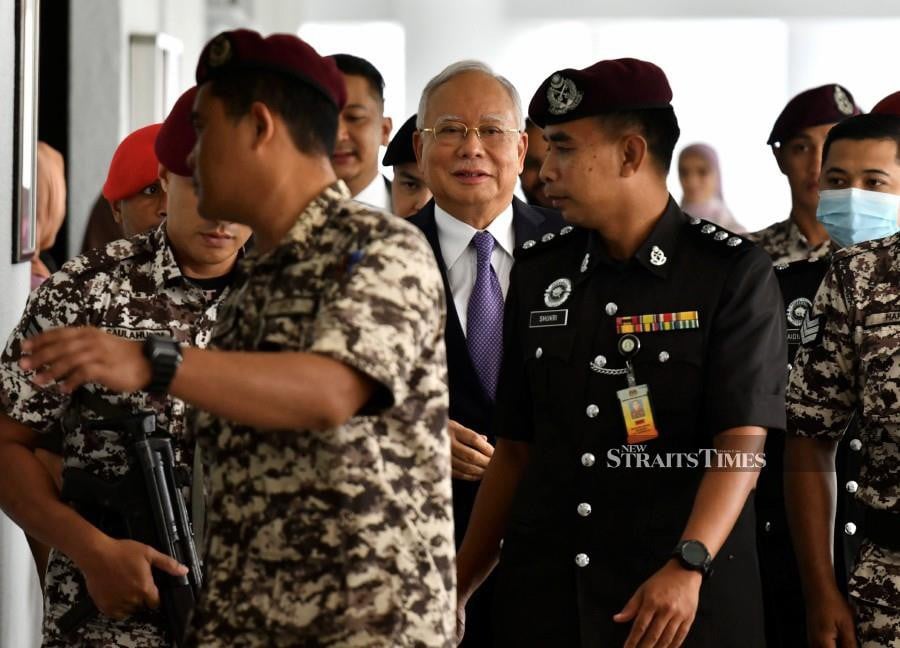 Datuk Seri Najib Razak seen arriving at the Kuala Lumpur Courts Complex ahead of the ongoing 1MDB trial. -NSTP/MOHAMAD SHAHRIL BADRI SAALK