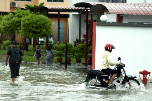 Heavy Rain Triggers Flash Floods In Kuching | New Straits Times ...