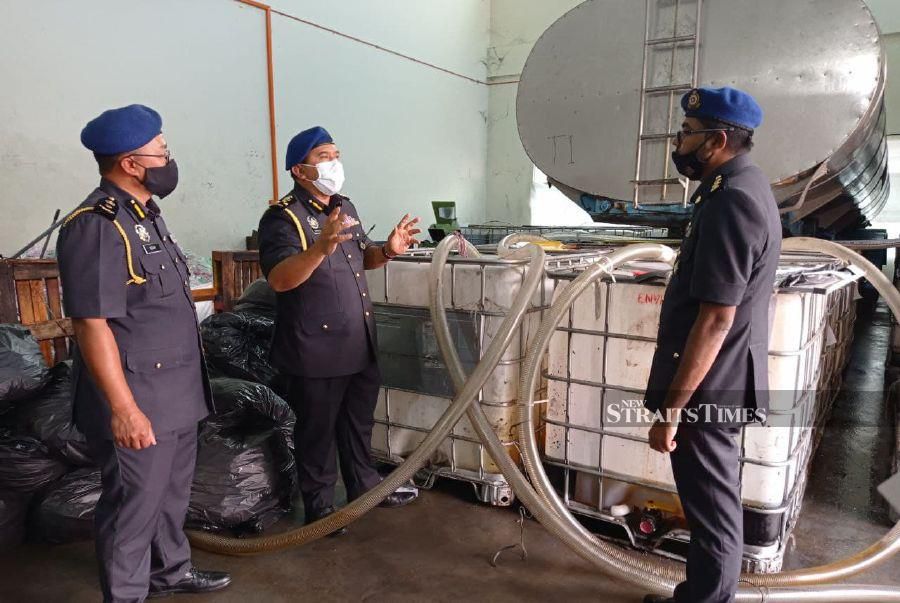 KPDNHEP Putrajaya Deputy Director of Enforcement (Operations) Shamsul Nizam Khalil said the syndicate’s activities had also led to a cooking oil supply shortage. - STR/NURUL AMANINA SUHAINI