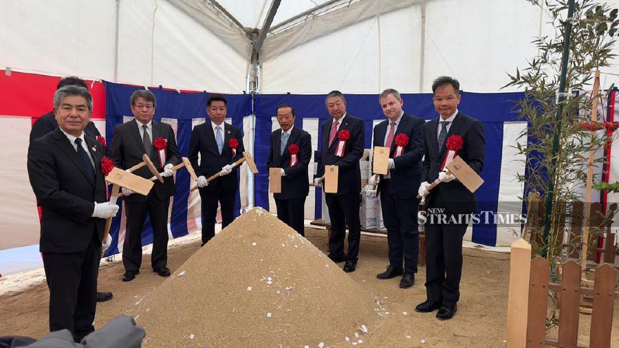 Founder and advisor for Berjaya Corporation Bhd Tan Sri Vincent Tan Chee Yioun (fourth from right) at the groundbreaking ceremony of Four Seasons Okinawa officiated by the Mayor of Onna Village, Nagahama Yoshimi (fifth from right) witnessed by key authorities and representatives from Onna Village and Berjaya group. NSTP/HASRIYASYAH SABUDIN.