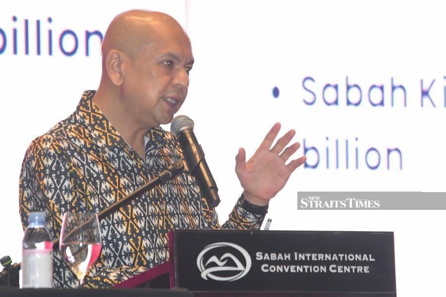 Acting  Domestic Trade and Cost of Living Minister Datuk Armizan Mohd Ali delivers his keynote address during the presentation of the contract of service appointment letters to engineers and assistant engineers at the Sabah International Convention Centre (SICC). -NSTP/MOHD ADAM ARININ