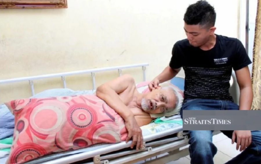 Showbiz One Month After Stroke Amran Tompel Still Bedridden