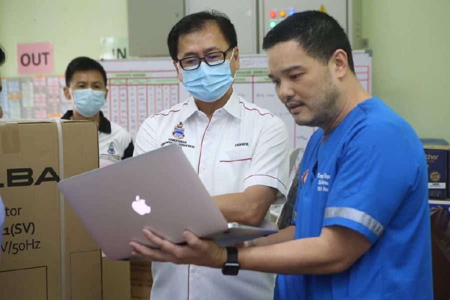 Likas Women and Children's Emergency Medicine speacialist Dr Cheah Phee Kheng (right) is showing the ambulance tracking system to Sabah Health and People's Welllbeing minister Datuk Frankie Poon. – Pic courtesy of Sabah Health and People’s Wellbeing Ministry