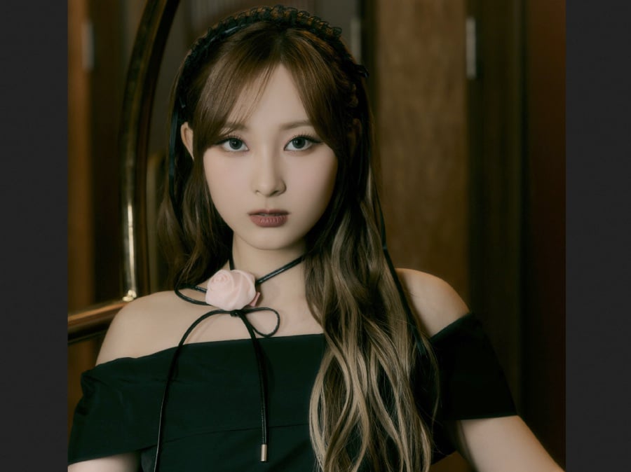 Chowon of K-pop group Ichillin' lost consciousness for a while after being struck in the back of her head by a foul ball during a baseball game. (Pic courtesy of KM Entertainment)