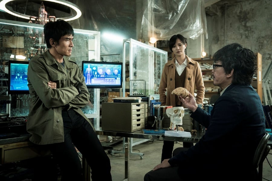 Taiwanese actress Ellen Wu (centre) plays a a cognitive neuroscientist who has to work with her estranged father and a hard-nosed detective to stop a mysterious criminal in the exciting sci-fi series, Dream Raider. â Picture courtesy of HBO Asia