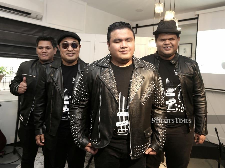 Fendy Adlun (right) with the other members of Caliph Buskers. (NSTP/AMIRUDIN SAHIB)