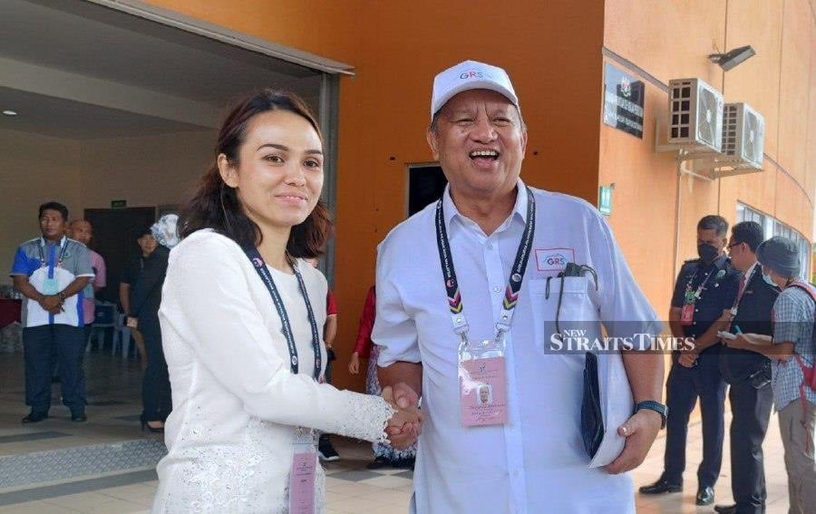 GRS-BN candidate Datuk Joniston Bangkuai with Warisan candidate Jo Anna Sue Henley Rampas at the nomination centre in Tuaran. – Pic by NSTP/RECQUEAL RAIMI