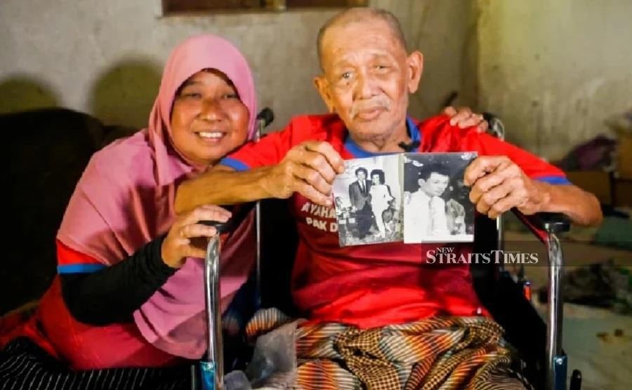 Kadir Mamat (pictured with wife Hasmah Yusof) is set to receive a donation of RM12,259.55 from Yayasan Kebajikan Artis Tanahair (YKAT).