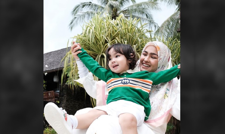 Elfira announced today that she is currently expecting her second child. – Pic from IG
