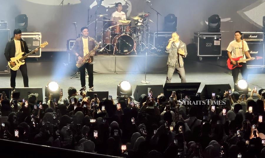 Alif Satar & The Locos entertained over 2,000 fans with an energetic show, which also featured guest artistes Anggi Marito and Raihan, at Zepp KL last night.