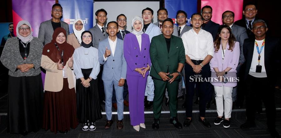 Media Prima Omnia chief operating officer (COO) Datuk Mohd Efendi Omar (front row, fourth from right), ntv7 chief executive officer Seelan Paul (right), Wowshop COO Datin Norashikin Habibur Rahman (second from right), PTTI Group Sdn Bhd CEO Siti Farhana Abu Osman (centre), PTTI Group COO Habibunajar Sazali (fourth from left), PTTI icons and ambassadors Iman Troye (third from left) and MK K-Clique (third from right) with the PTTI teaching staff at a press conference for the ‘PTTI Pecutan Akhir SPM 2023’ series at Sri Pentas in Bandar Utama, Kuala Lumpur, recently. – NSTP/EIZAIRI SHAMSUDIN